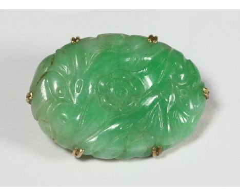 A 14ct gold and carved jade brooch, 2.5cm diam 