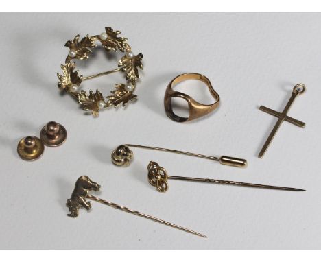 Various 9ct gold jewellery comprising, foliate wreath pearl brooch, 3x stock pins, crucifix, pair of collar studs and broken 