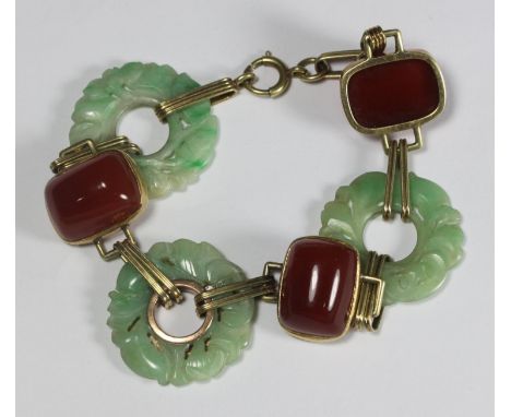 A 14ct gold bracelet with carved jade rings and cabochon cornelians (af) 