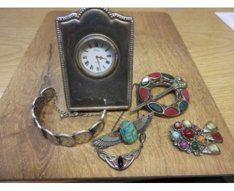 Small silver mounted clock, together with a small quantity of other jewellery 