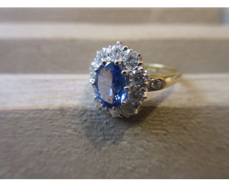 18ct Yellow gold oval sapphire and diamond cluster ring 