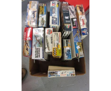 Group of various boxed scale models of aircraft including Revell and Airfix 
