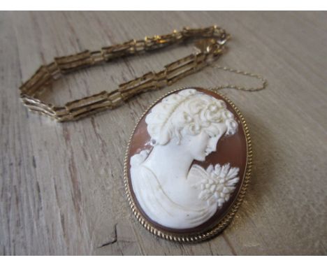 9ct Gold mounted cameo brooch and a 9ct gold gate link bracelet (safety chain at fault) 