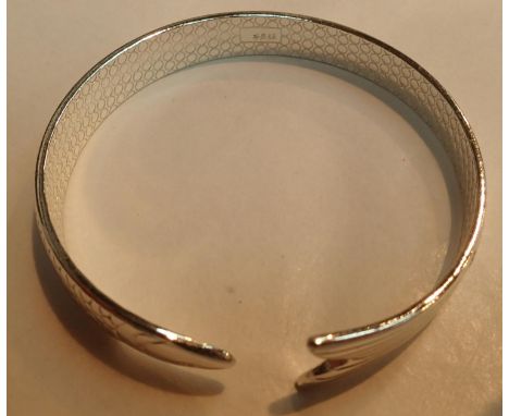 925 Silver fish scale effect torc bracelet. P&amp;P Group 1 (£14+VAT for the first lot and £1+VAT for subsequent lots) 