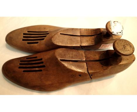 Pair of size ten vintage gents beechwood shoe stretchers. P&amp;P Group 2 (£18+VAT for the first lot and £3+VAT for subsequen