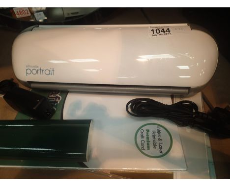 Silhouette portrait vinyl cutter and accessories.  P&P Group 2 (£18+VAT for the first lot and £3+VAT for subsequent lots)Cond