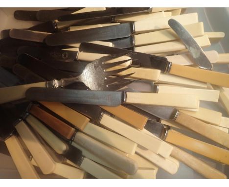 A large quantity of ivorine handled table knives. P&amp;P Group 3 (£25+VAT for the first lot and £5+VAT for subsequent lots) 