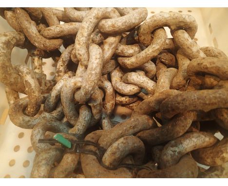Tray of very heavy duty chain approx 4m long. Not available for in-house P&amp;P, contact Paul O'Hea at Mailboxes on 01925 65
