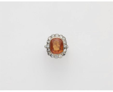 Entourage-Ring mit Mandaringranat18 kt Weißgold. (geprüft) Gefasst mit einem orangefarbenen Spessartit im Kissenschliff (ca. 