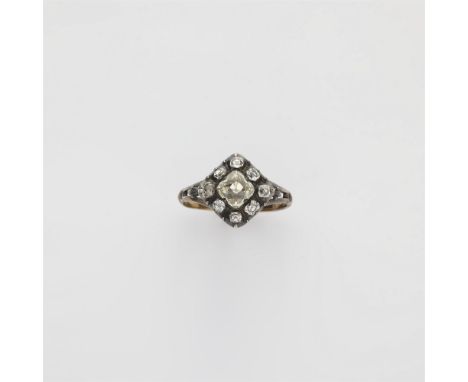 Georgianischer Ring mit DiamantenSilber/14 kt Gelbgold. Rautenförmiger Ringkopf geschlossen gefasst mit folierten Diamanten. 