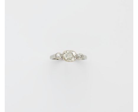 Belle Époque-Dreisteinering mit Diamanten18 kt Gelbgold, rhodiniert. Zargengefasst mit drei Diamanten im Altschliff: ovaler M