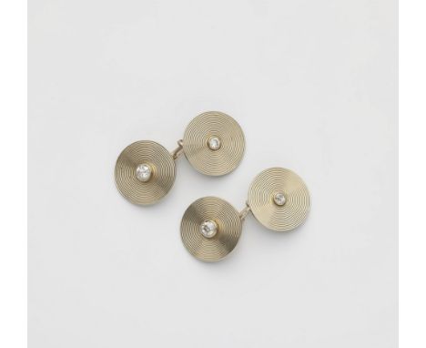 Paar Art Déco-Manschettenknöpfe18 kt Gold (geprüft). Konzentrisch gerippte Scheiben, mittig gefasst mit vier Diamanten im Übe