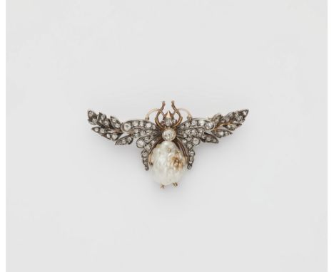 Schmetterlingbrosche mit OrientperleSilber/14 kt Rotgold. Brosche in Form eines Schmetterlings gefasst mit 73 kleinen Diamant
