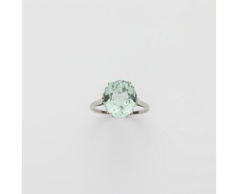 Art Déco-Ring mit TurmalinPlatin. Ringkopf chatongefasst mit einem oval facettierten, mintfarbenem Turmalin ca. 6,28 ct  (ca.