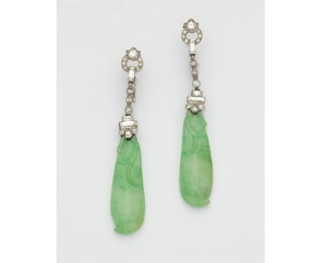 Paar Art Déco-Ohrgehänge mit Jade18 kt Weißgold (geprüft). Bügelbrisur und bewegliche Leisten gefasst mit 32 Diamanten im Ach