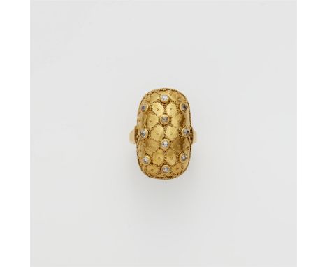Bombé- Ring mit Granulation18/21 kt Gelbgold, Transluzidemail. Getriebener Ringkopf in abgerundeter Rechteckform mit gitterfö