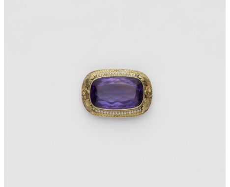 Amethystbrosche mit Perlen14 kt Gelbgold. Großer facettierter Amethyst (ca. 22,0 ct, ca. 25,68 x15,98 x 9,20 mm) in reich zis