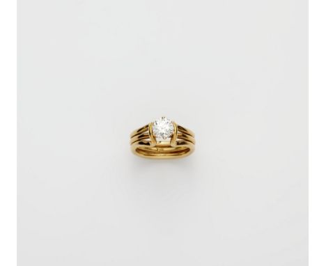 Ring mit Diamantsolitär18 kt Gelbgold. Dreifache Golddrahtschiene chatongefasst mit einem Diamantsolitär ca. 1,10 ct. (ca. 6,