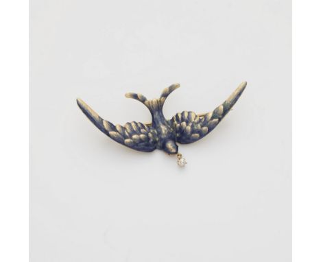 Art Nouveau-Brosche mit EmailleIn Form einer fliegenden Schwalbe, das ziselierte Gefieder staffiert mit verlaufendem blauem M
