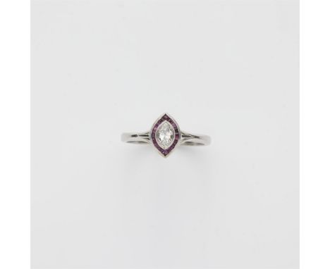Edwardian Ring mit Diamantnavette18 kt Weißgold. Zierlicher Ringkopf in Marquiseform, gefasst mit einem Diamant von ca. 0,40 