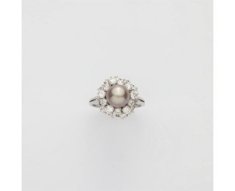 Entourage Ring mit Naturperle18 kt Weißgold. Ringkopf gefasst mit rundlicher bräunlich-grauer Naturperle (Durchmesser ca. 7,9