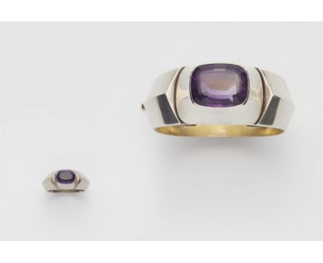 Armreif und Ring mit AmethystSterlingsilber, innen vergoldet. 18 kt Weißgold (Ring). Geschmiedeter, geometrisch gestalteter S