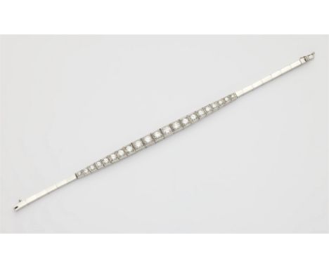 Armband mit Diamanten18 kt Weißgold. Schmales bewegliches Band, ausgestellte Spange in Rivièrenform mit floral ziselierter Ve