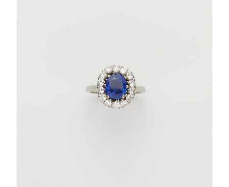 Entourage Ring mit Ceylonsaphir18 kt Weißgold (geprüft). Ovaler Ringkopf gefasst mit einem blauen natürlichen Saphir von 2,40