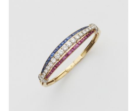 Armreif in französischen Farben18 kt Gelbgold. Scharnierter schauseitig ausgestellter Reif, auf den Schultern dreisträngig ge
