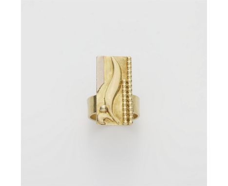 Ring mit abstraktem Relief18 kt Gelb- und Weißgold. Martellierte Bandschiene. Flacher Ringkopf in hochrechteckiger Form mit a