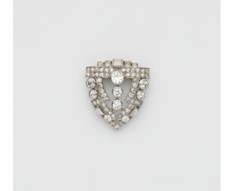 Art Déco-Clip mit Diamanten14 kt Weißgold (geprüft). Gewölbte, àjour gearbeitete Triangelform, geometrisch ausgefasst mit 66 