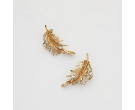 Paar Feder-Ohrclips mit Diamanten18 kt Gold. Gefasst mit vier Diamanten im Brillantschliff (zus. ca. 0,32 ct, J/K, vs). Geste