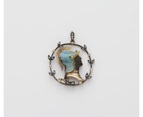 Anhänger mit Kopf eines KriegersSilber/ 18 kt Gelbgold. Kette 14 kt Gelbgold. Kranzform, gefasst mit Saatperl- und Diamantros