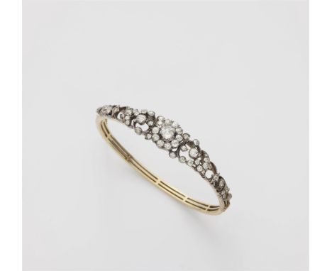 Belle Époque-Armreif mit Diamanten14 kt Gelbgold. Durchbrochener, seitlich scharnierter Ovalreif, oberseitig floral dekoriert