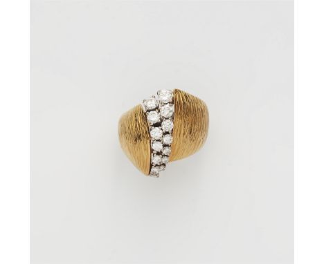 Schweizer Ring mit Diamantleisten18 kt Gelbgold. Ausgestellte strukturierte Schiene schauseitig gesprengt und gefasst mit zwe