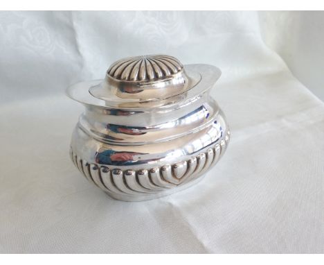A silver tea caddy with hinged lid, Birmingham 1907. Approx 129g.