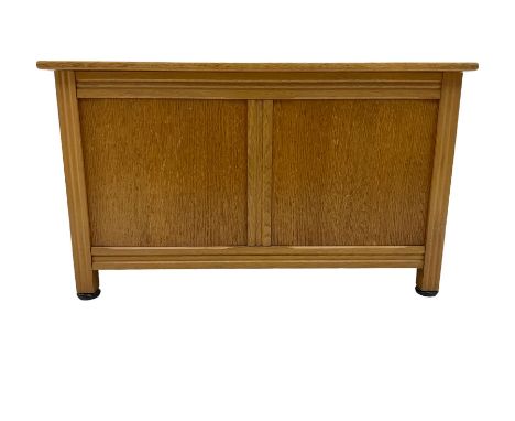 Mid-20th century light oak blanket boxDimensions: Height:&nbsp;54cm&nbsp; Length/Width:&nbsp;92cm&nbsp; Depth/Diameter:&nbsp;