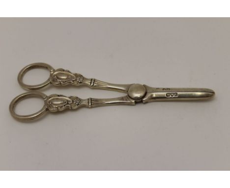 A pair of late Victorian silver grape scissors, London 1900, 79g 