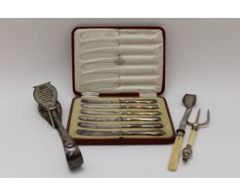 Yates Brothers A set of six silver handled tea knives, Sheffield 1917 cased, together with a silver plated asparagus server, 