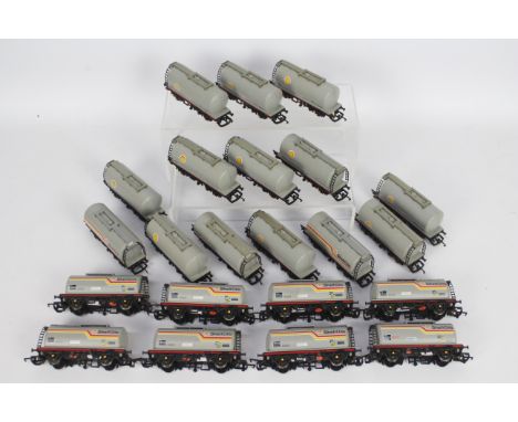 Hornby - 22 x unboxed 00 gauge Tank Wagons, ten # R0625 in Shell Oil livery and twelve # R0621 in Shell livery. They all show