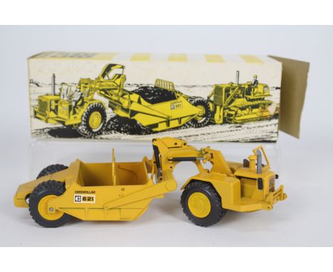 NZG - A boxed CAT 621 Schurfzug scraper in 1:50 scale. # 122. The model appears Near Mint with only some minor paint marks to