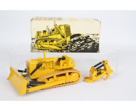 Gescha - A boxed CAT D9 Kettendozer tracked dozer in 1:50 scale. # 2871. The model appears Near Mint with a few minor marks i