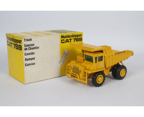 Gescha - A boxed CAT 769 Muldenkipper dumper truck in 1:50 scale. # 276. The model appears Near Mint with only a few minor pa