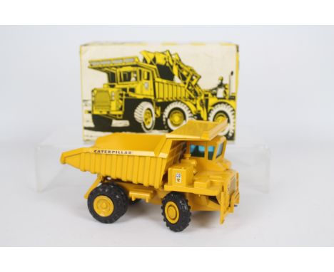 Gescha - A boxed CAT 769 Muldenkipper dumper truck in 1:50 scale. # 276. The model appears Near Mint with only a few minor pa