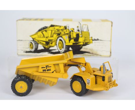 NZG - A boxed Zugeinheit CAT 621 Hinterkipper Athey T Line PR621 in 1:50 scale. # 132. The model appears in Very Good conditi