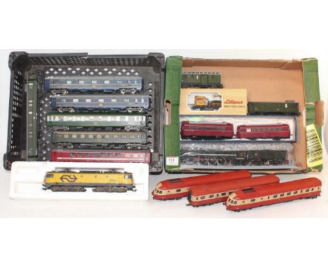 Two trays containing a quantity of boxed and loose H0 scale railways to include a Jouef H0 232 SNCF 4-6-4 loco and tender, to