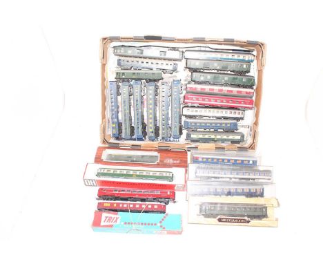 25 various boxed and loose H0 scale, mainly continental railway passenger coaches and coach bodies, mixed regions and liverie