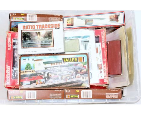 A box of lineside kits in plastic and card, including Fleischmann 3-Bay Engine Shed, Faller Station and bridges, Ratio Cattle