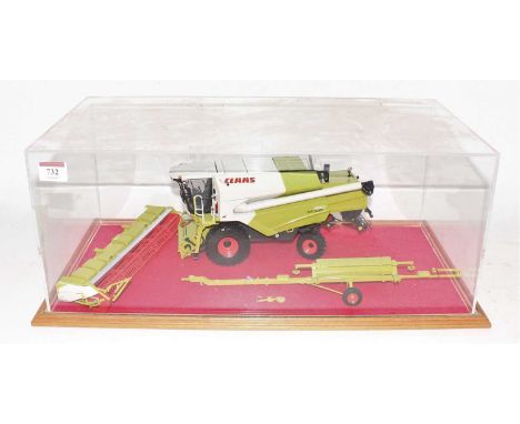 A Universal Hobbies 1:32 scale Claas Tucano 450 combine ,un boxed in perspex case (VG)