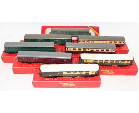 Tray containing eight Triang coaches and passenger train vehicles: R334 diesel centre car M59120 (E-BA); R224 restaurant car;